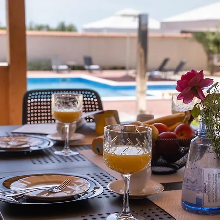 Prestige Villas Pool Yard Park za odmor Drage
