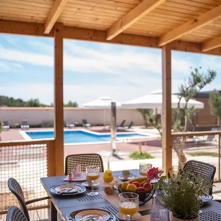 Prestige Villas Pool Yard 4* Drage