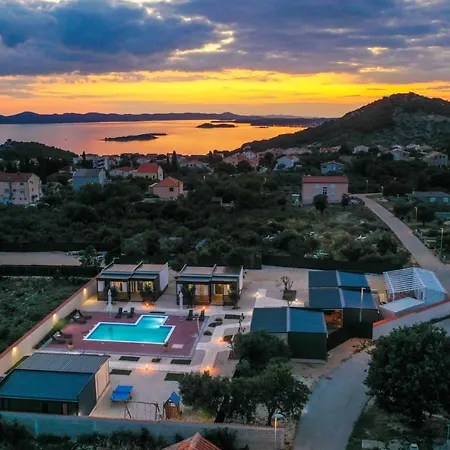 Prestige Villas Pool Yard 4* Drage