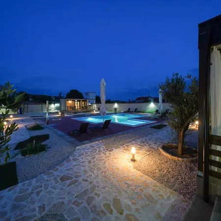 Holiday park Prestige Villas Pool Yard