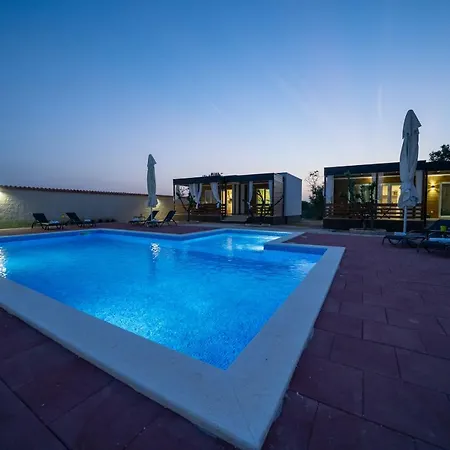 Prestige Villas Pool Yard Drage
