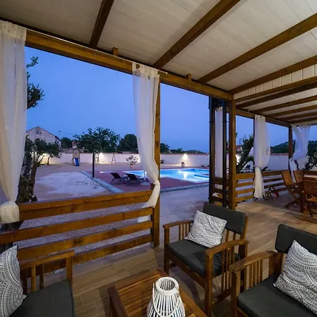Prestige Villas Pool Yard 4* Drage