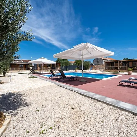 Prestige Villas Pool Yard Drage