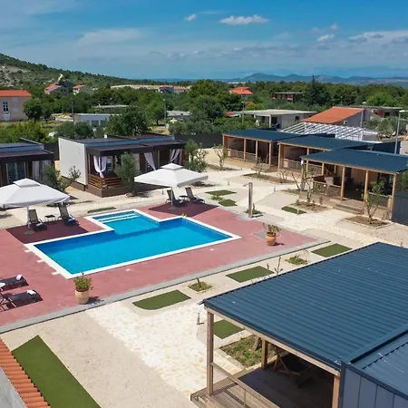 Prestige Villas Pool Yard 4* Drage