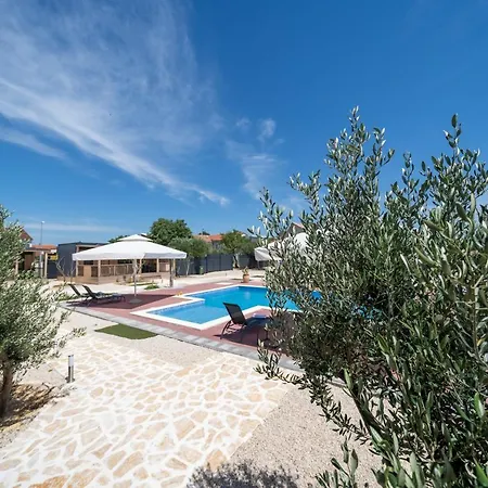 Prestige Villas Pool Yard 4* Drage