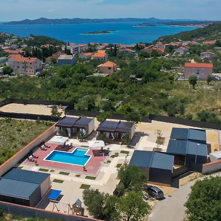 Holiday park Prestige Villas Pool Yard
