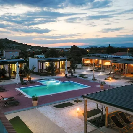Holiday park Prestige Villas Pool Yard