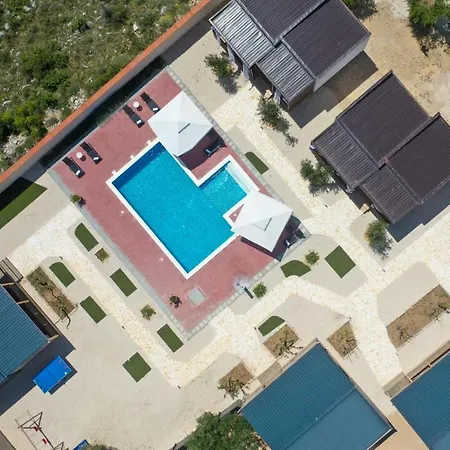Prestige Villas Pool Yard Holiday park